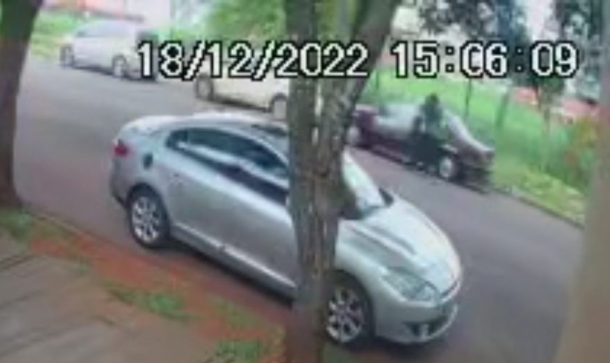 Vídeo mostra ladrões arrombando carro, manobrando em vaga de estacionamento e descendo rua na ‘banguela’