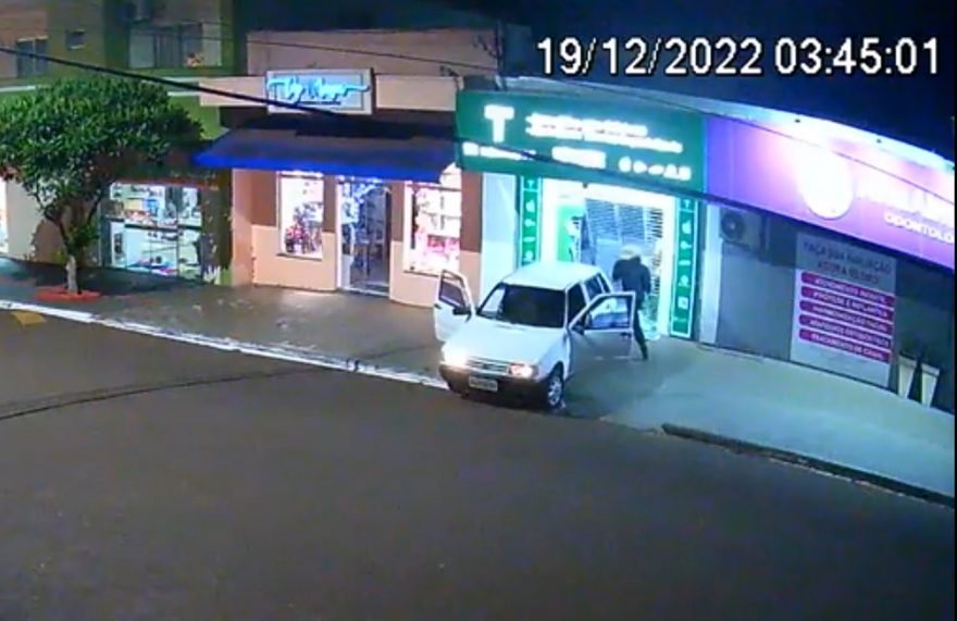 Vídeo mostra ladrões jogando Uno contra loja de celular