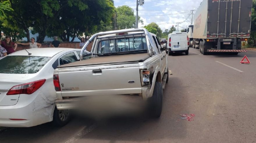 Quatro veículos ficam danificados após colisão no Centro