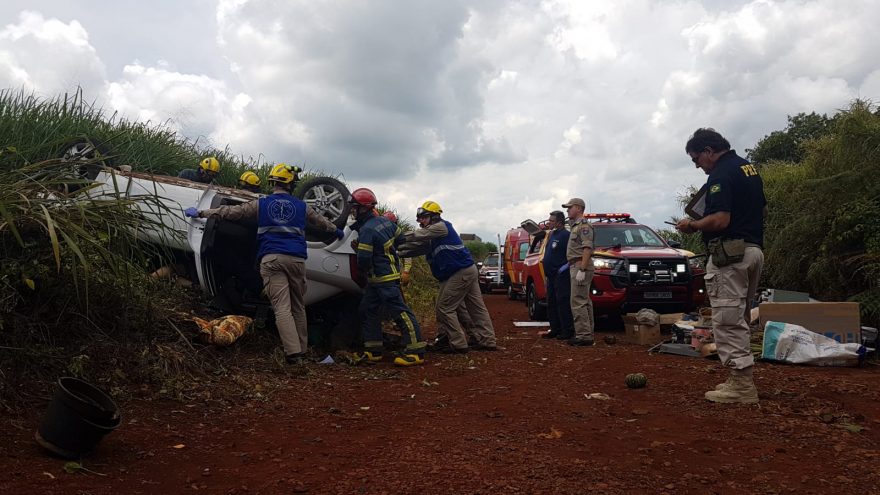 Mulher fica ferida após capotamento na BR-163