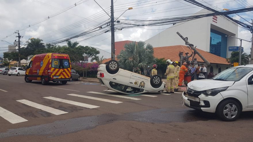 Carro capota após colisão de trânsito no Centro