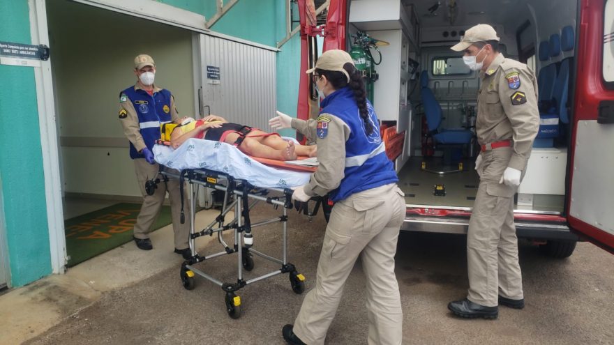 Ciclista fica ferida após ser atingida por carro no Cascavel Velho