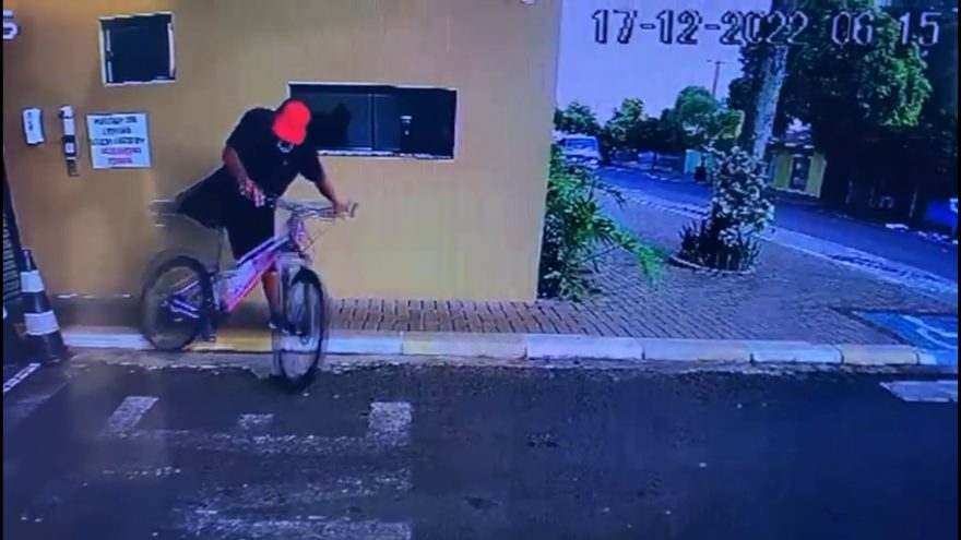 Homem vai até residencial para visitar a mãe e furta bicicleta