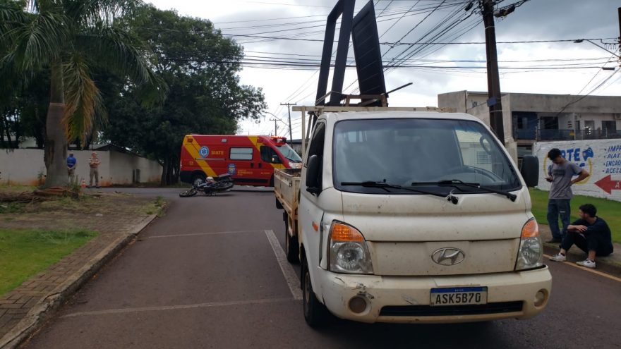 Motociclista fica em estado gravíssimo após bater a cabeça contra utilitário