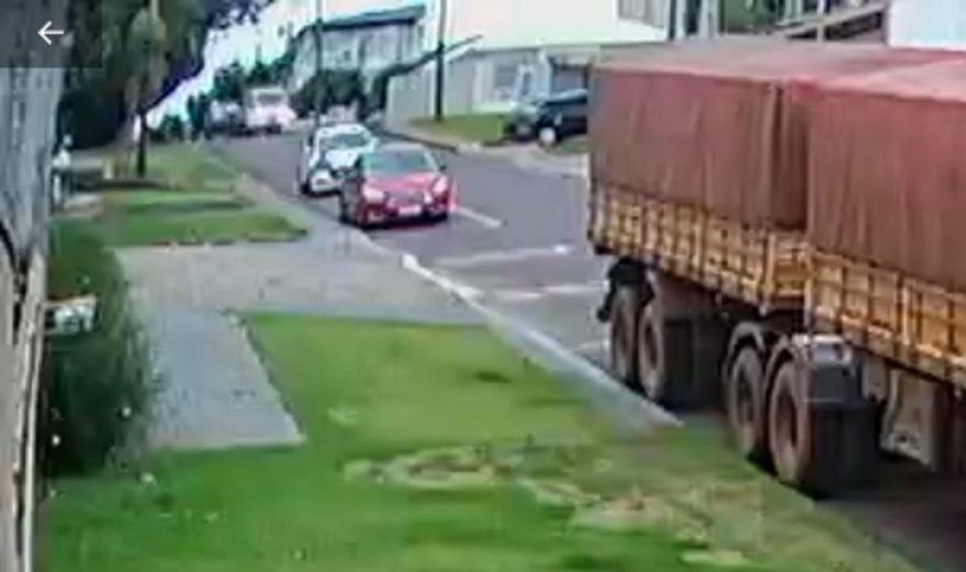 Vídeo mostra acidente que deixou motociclista em estado gravíssimo