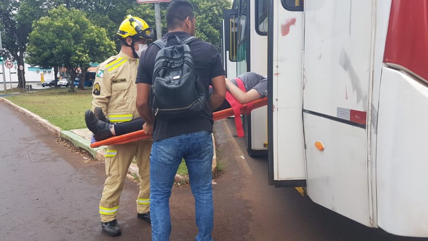Moto bate contra ônibus e piloto da moto e passageira de coletivo têm ferimentos