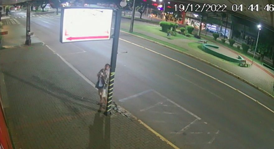 Vídeo mostra ladrão roubando fios no Centro