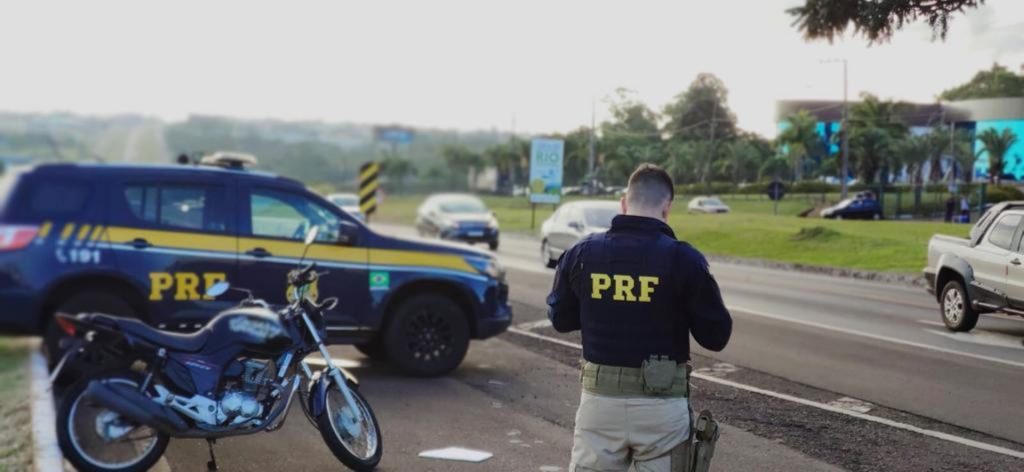 Polícia Rodoviária Federal faz abordagem rotineira na BR-277