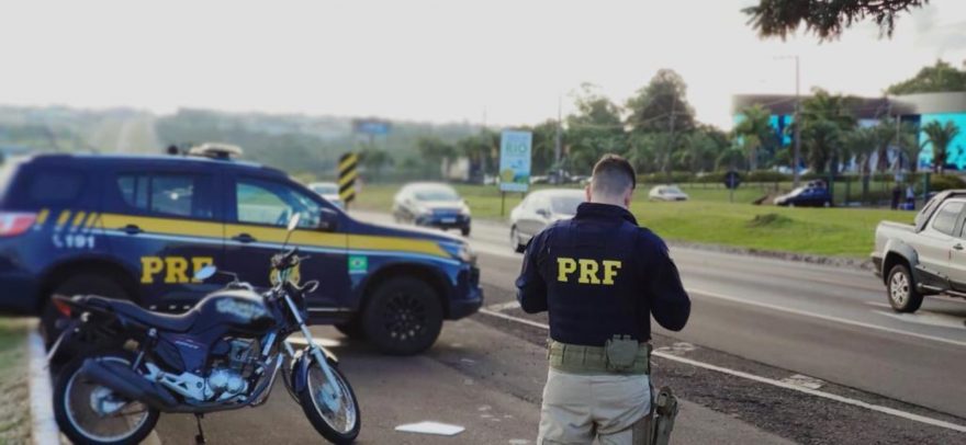 Polícia Rodoviária Federal faz abordagem rotineira na BR-277