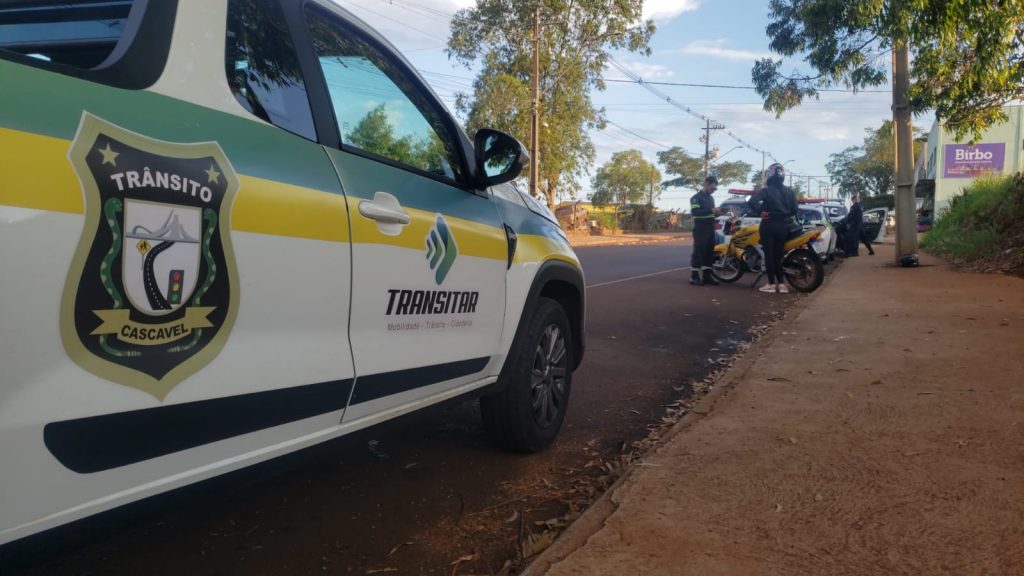 Veículos com pendências e irregularidades são retirados das ruas pela Transitar