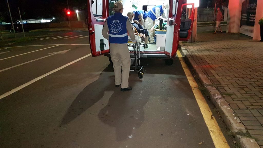 Durante partida de futebol, dois jovens ficam feridos após baterem a cabeça