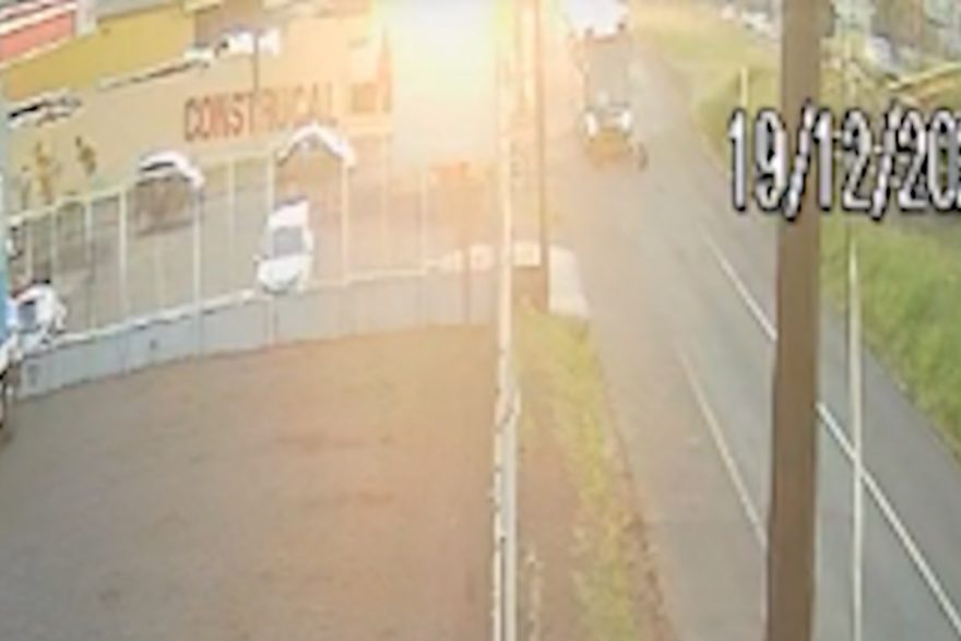 Colisão entre moto e ônibus é flagrada por câmera no Santa Felicidade
