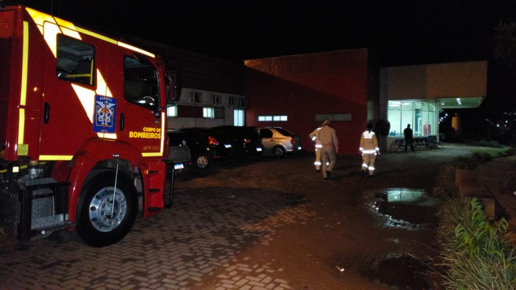 Bombeiros retiram anel preso em dedo de grávida na UPA Veneza