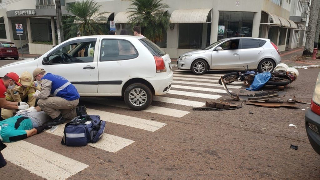 Motociclista fica prensado embaixo de carro após colisão no centro de Campo Mourão