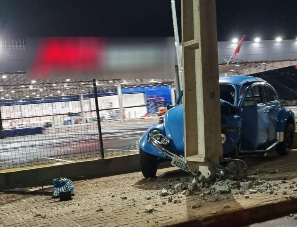 Fusca tem a frente destruída ao atingir poste em Marechal Cândido Rondon