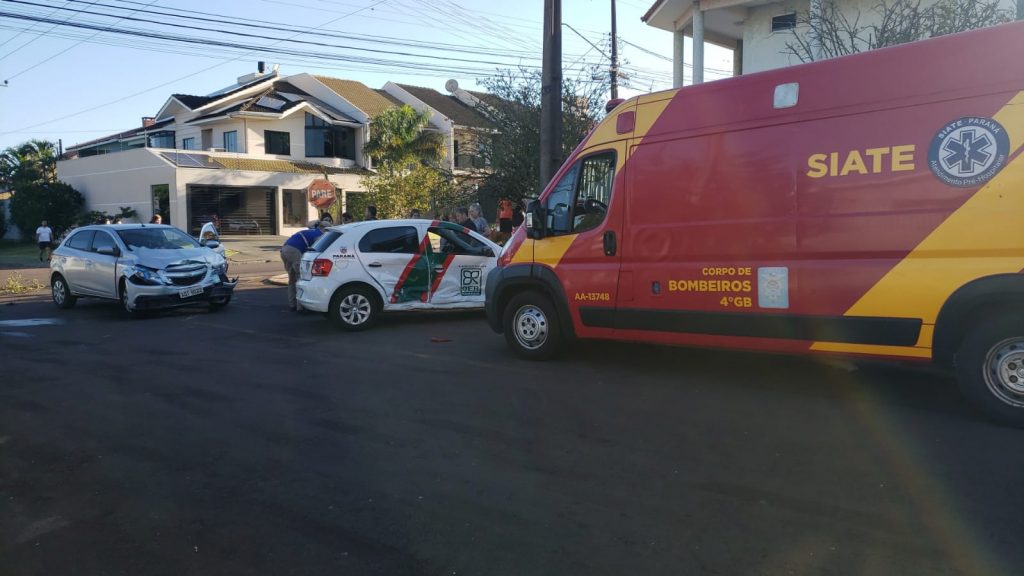 Carro do DER tomba após colisão no Tropical, em Cascavel