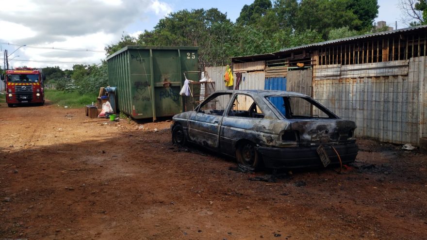 Escort fica completamente destruído após incêndio