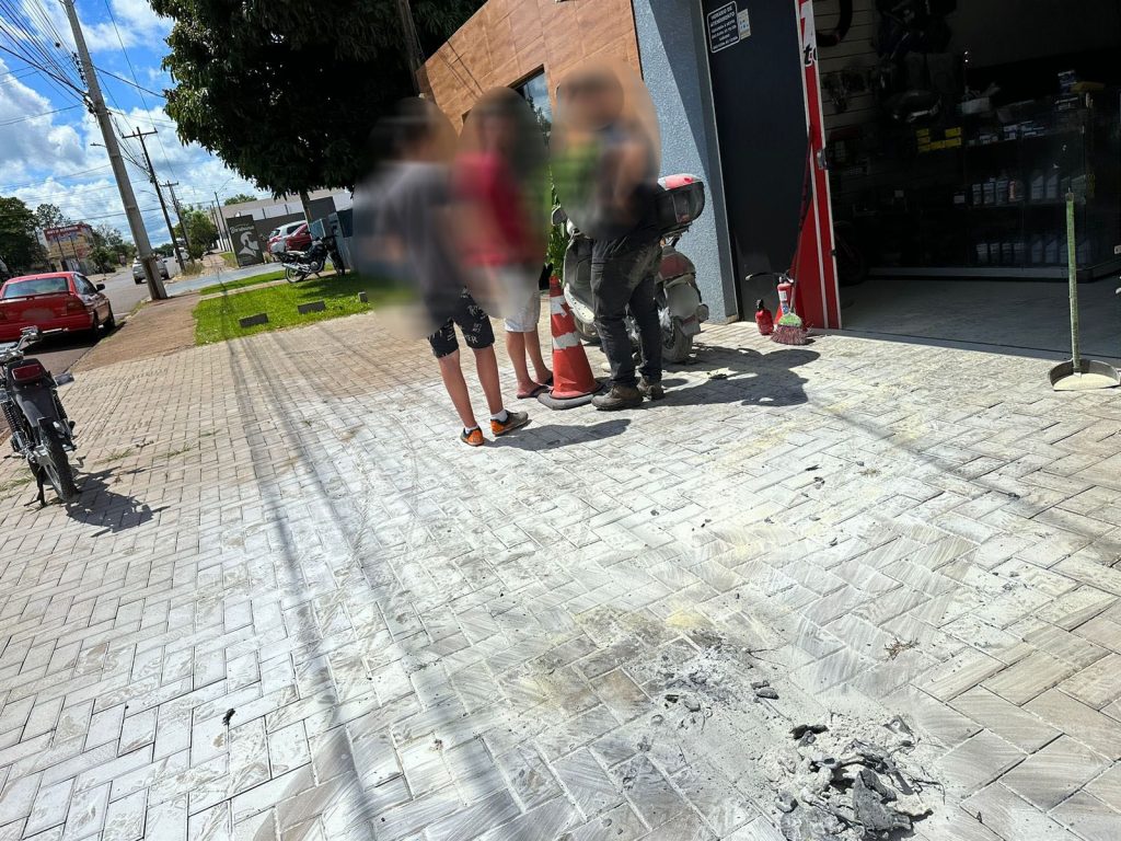 Motoneta tem grandes danos após pegar fogo na Rua Maringá