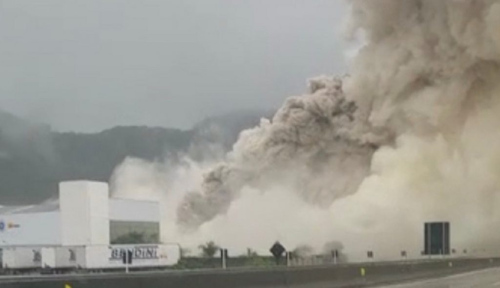 Incêndio libera fumaça tóxica em Santa Catarina