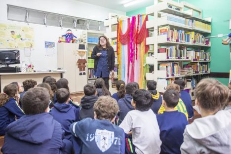 Curitiba – Professora se reinventa e, contando histórias, conquista alunos de uma escola inteira Imagem referente a Curitiba – Professora se reinventa e, contando histórias, conquista alunos de uma escola inteira