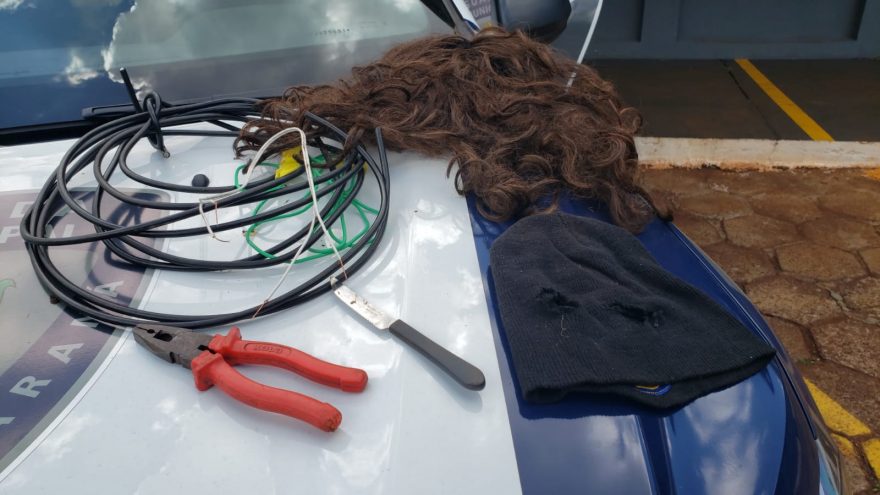 Homem que usava peruca e touca balaclava para furtar fios é detido em Cascavel