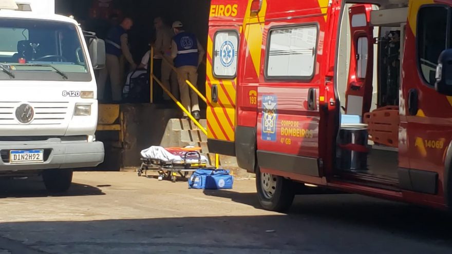 Jovem sofre queda de escada na Rua Paraná