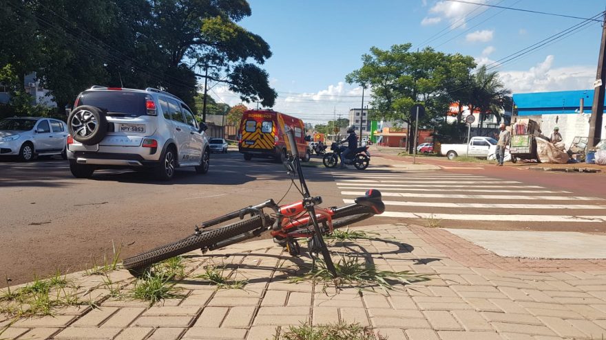 Com lesão na cabeça, ciclista que sofreu queda é socorrido