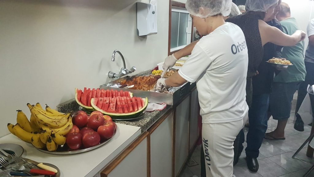Ceia de Natal é oferecida a moradores de rua na Casa Pop
