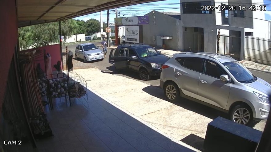 Câmeras flagram movimentação de indivíduos que foram presos por tentativa de furto