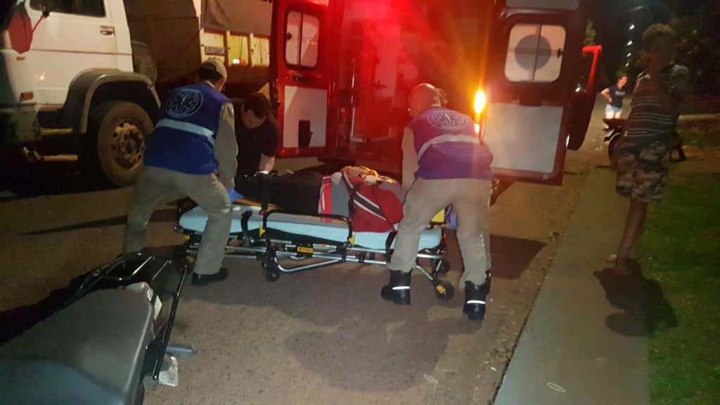 Ao desviar de cachorro, jovem cai de moto