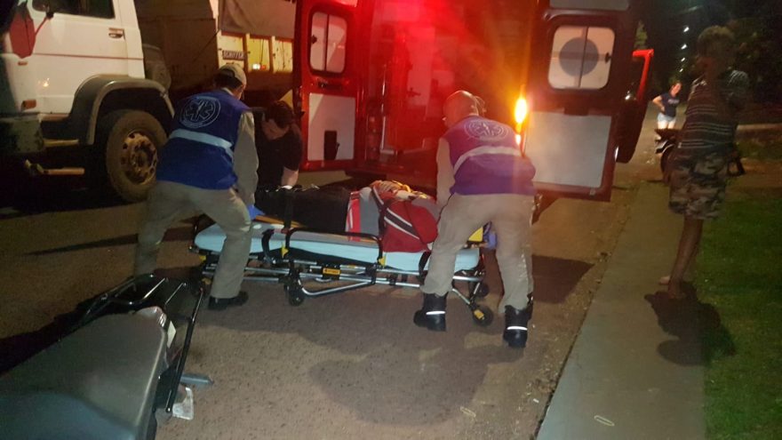 Ao desviar de cachorro, jovem cai de moto