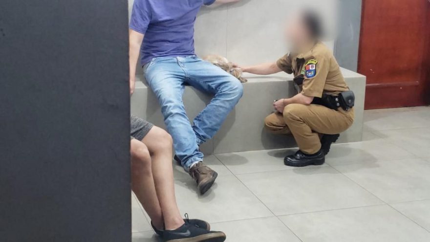 Companheirismo! Cachorrinho vai até a delegacia junto com o dono, que foi detido