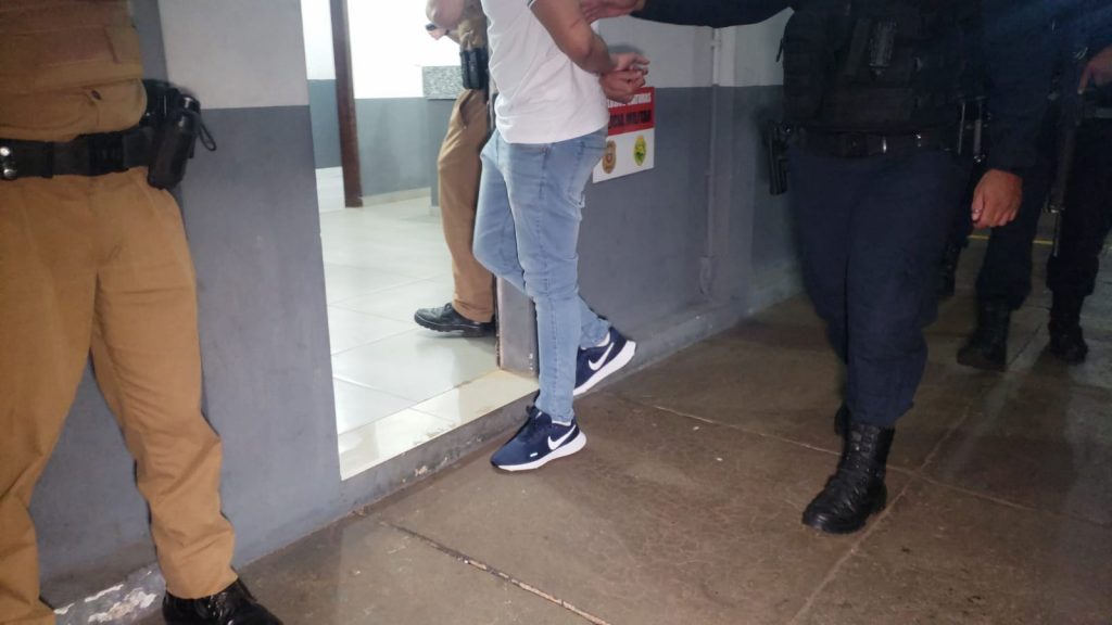 Jovem é detido suspeito por violência doméstica