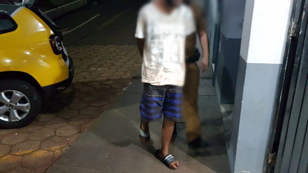 Homem em surto é detido após danificar ponto de ônibus e desacatar policiais no Santa Cruz