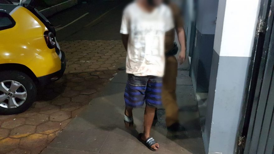 Homem em surto é detido após danificar ponto de ônibus e desacatar policiais no Santa Cruz