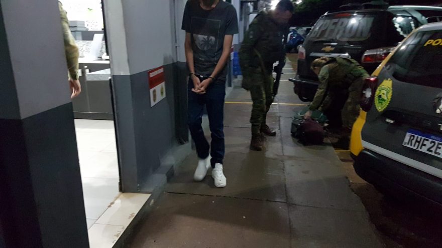 Cão policial encontra mais de 10kg de maconha em mala de passageiro de ônibus