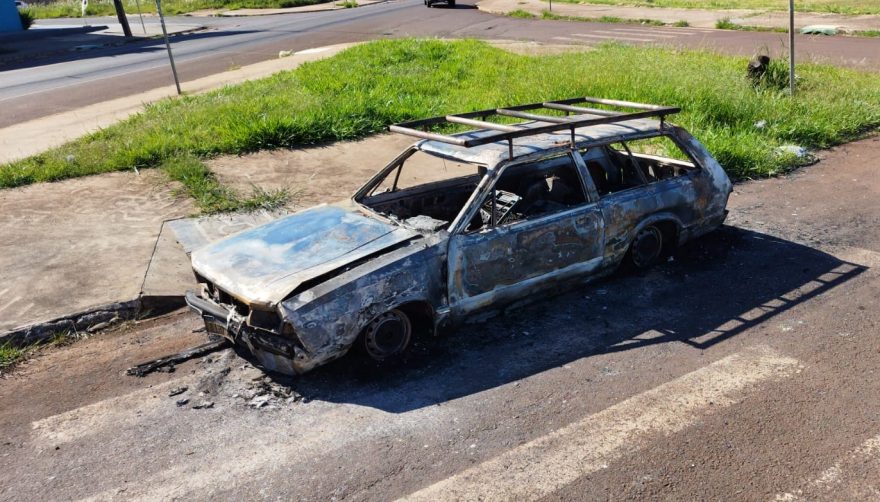 Belina destruída em incêndio segue abandonada
