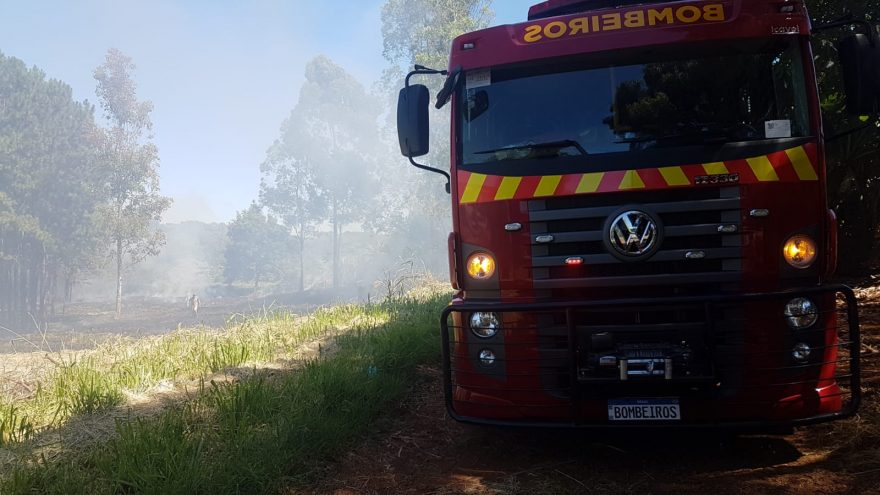 Corpo de Bombeiros combate incêndio no Claudete