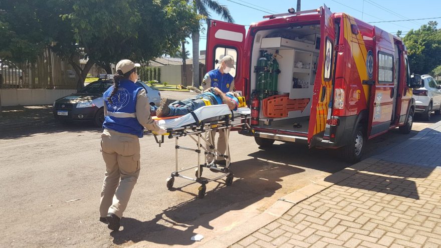 Homem cai de telhado, bate a cabeça e precisa ser socorrido