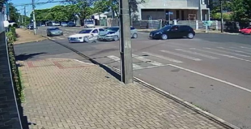 Câmera registra forte colisão no Centro