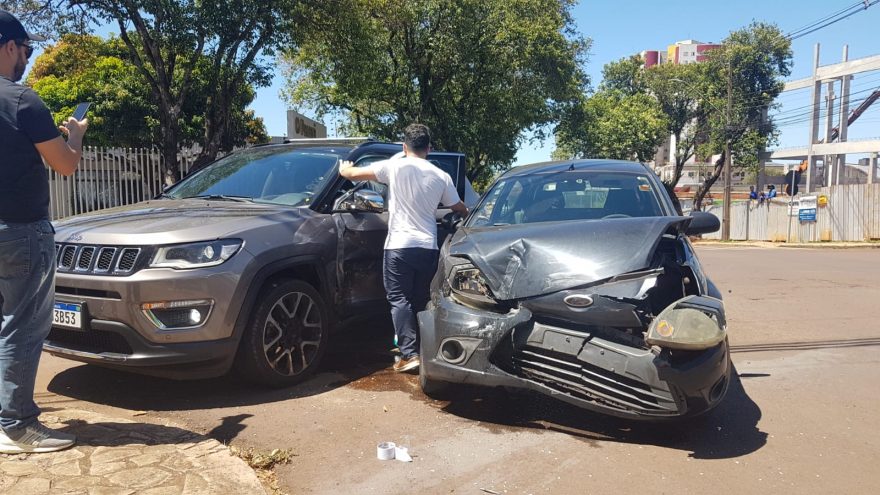 Compass e Ford Ka se envolvem em colisão na Rua Rio Grande do Sul