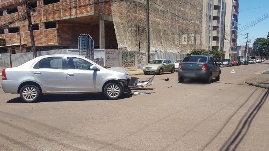 Acidente de trânsito deixa veículos danificados no Bairro Coqueiral