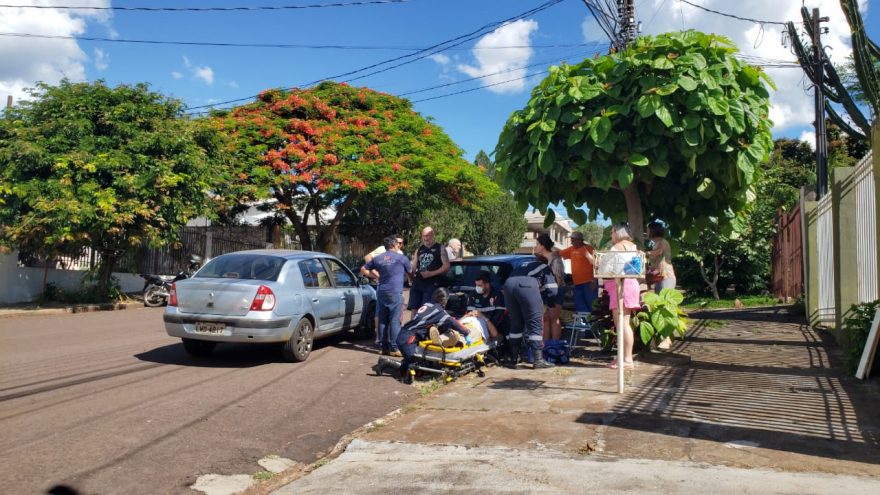 Idoso passa mal, perde o controle de veículo e atinge carro estacionado