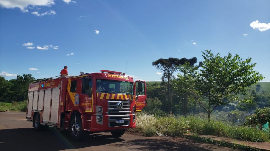Bombeiros combatem incêndio em vegetação no Esmeralda