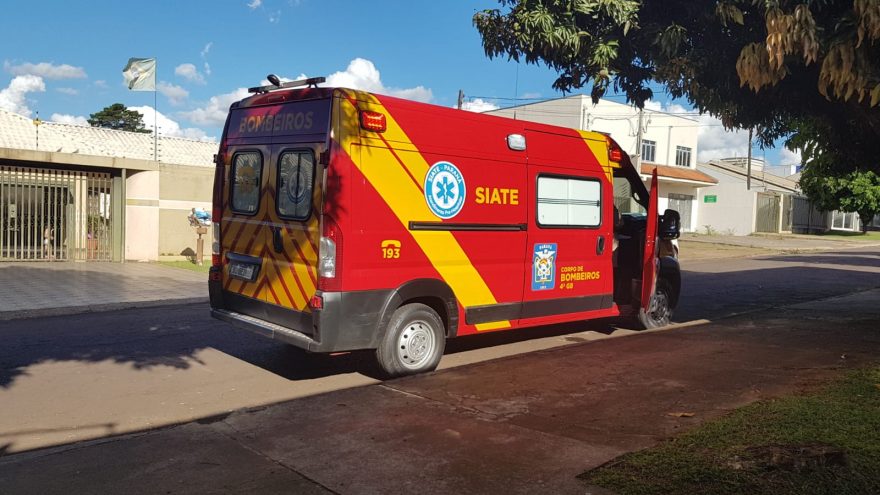 Idoso sofre suspeita de fratura ao cair de escada