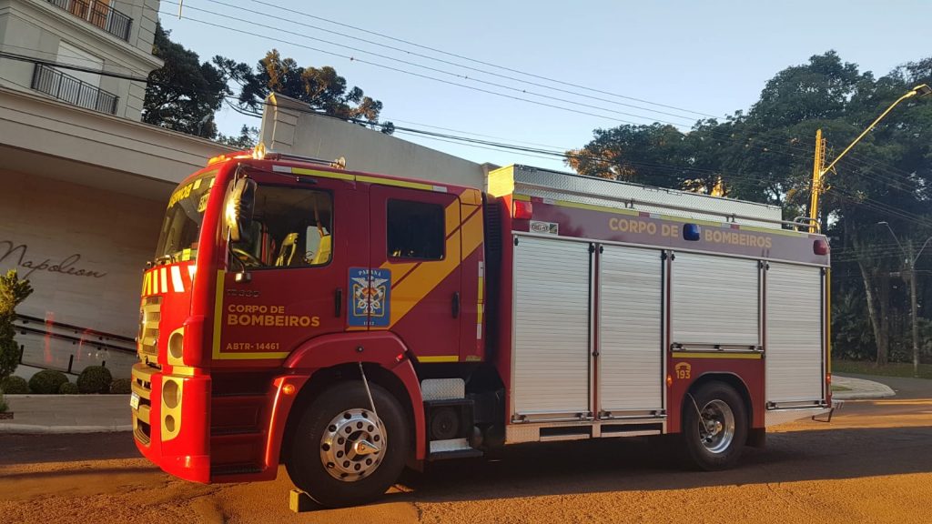 Elevador apresenta problemas com criança dentro; bombeiros são acionados