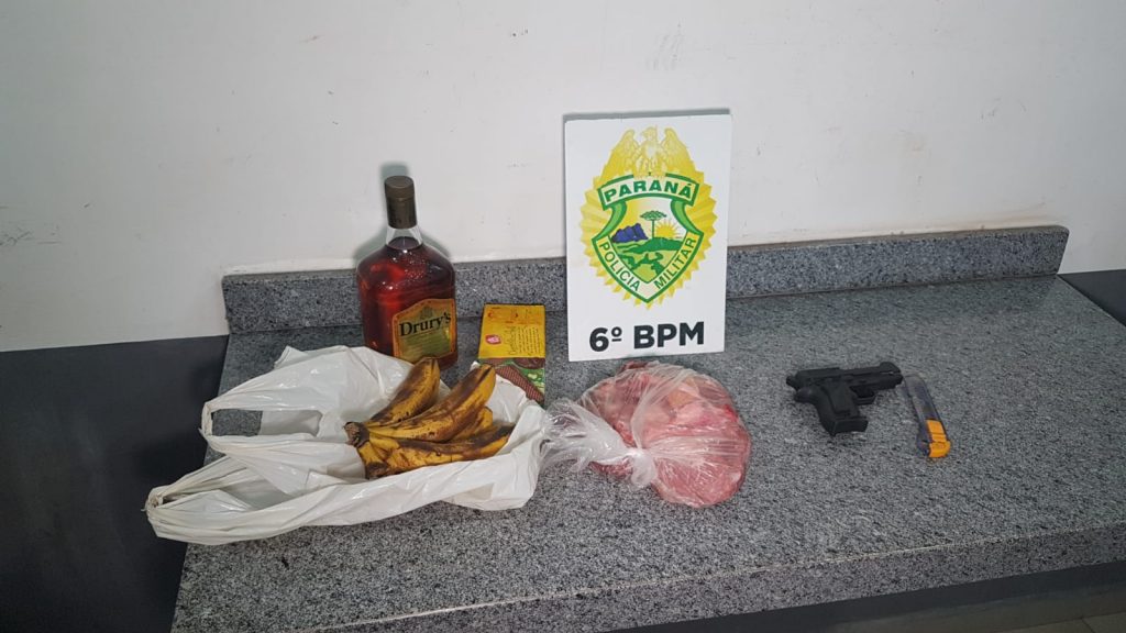 Após furtar carne, banana e whisky, trio é detido