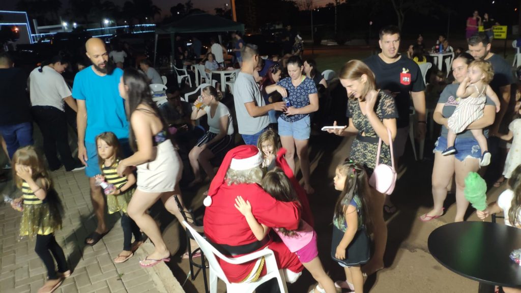 Papai Noel leva alegria e presentes a crianças em condomínio em Cascavel