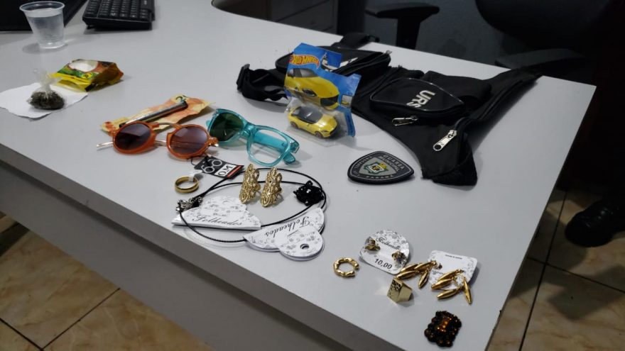 Trio é conduzido à delegacia durante Operação Acolhimento no centro de Cascavel