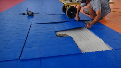 Município investe R$ 1 mi na instalação de pisos em quadras da rede pública de ensino Imagem referente a Município investe R$ 1 mi na instalação de pisos em quadras da rede pública de ensino